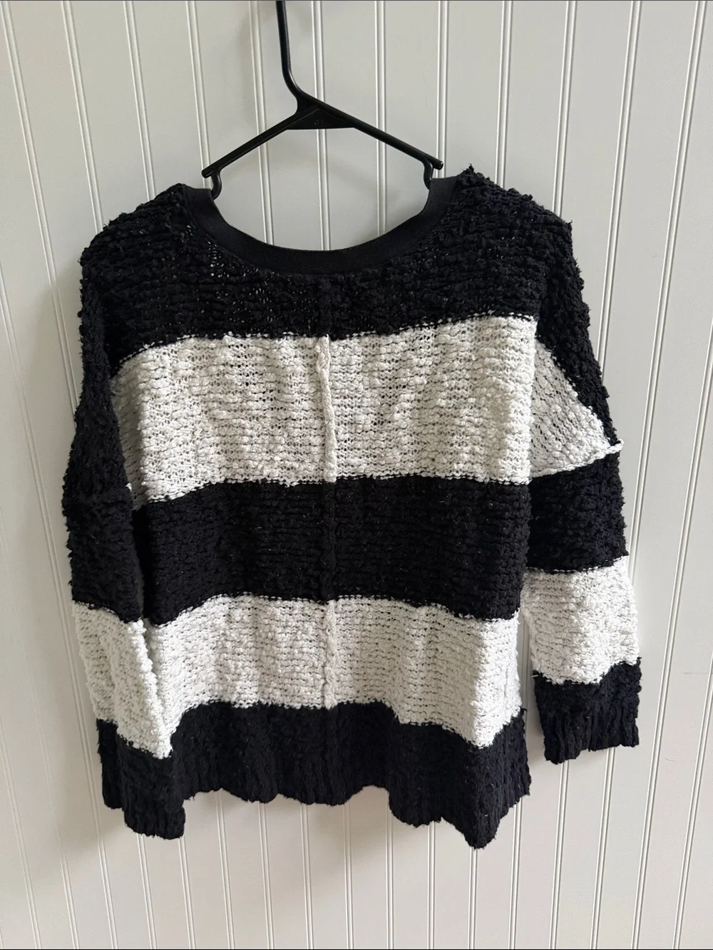 (348)Free People Black and White Striped V-Neck Pullover Sweater